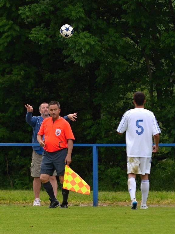 První semifinále krajského kola fotbalového Poháru České pošty zavedlo na stadion u Loučné lídra KP z Holic.