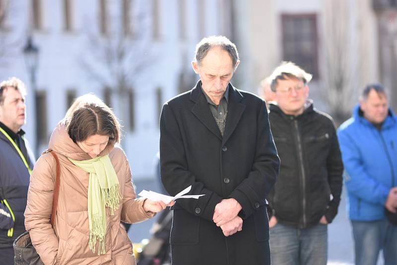 Desítky lidí v Litomyšli se sešly v neděli odpoledne na zámeckém návrší při Modlitbě za Ukrajinu.