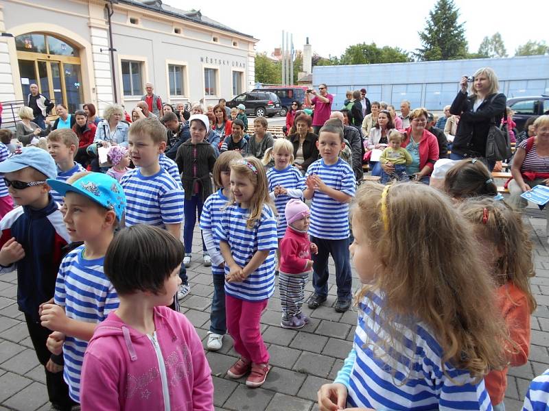 Předškoláci z Mateřské školy odjeli na tři červnové dny do šmoulího lesa ve Svratouchu. 