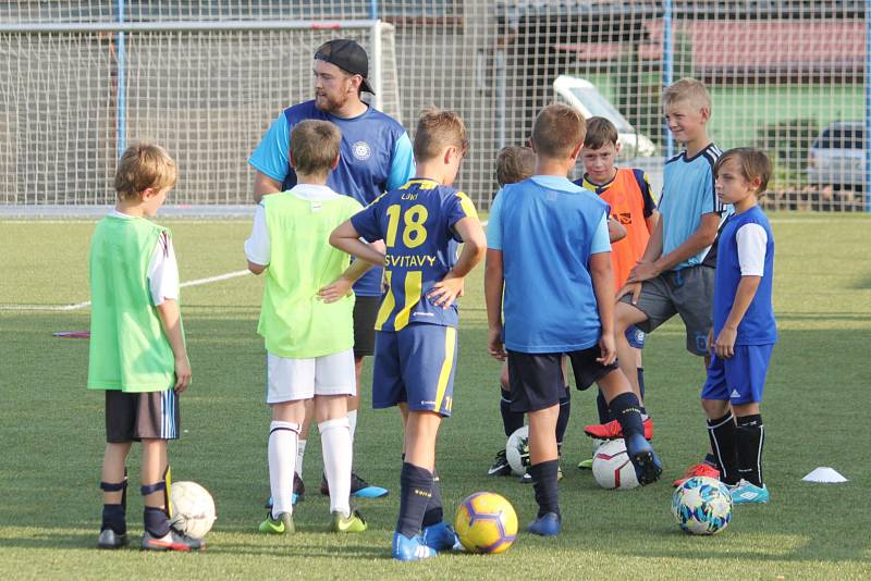 K základním úkolům trenérů mládeže náleží pracovat se svými malými svěřenci tak, aby je fotbal co možná nejvíce bavil a aby se těšili na každý trénink a zápas. Potom má jejich práce smysl.