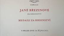 Sestřička Jana Březinová z Litomyšlské nemocnice převzala od prezidenta medaili Za hrdinství.