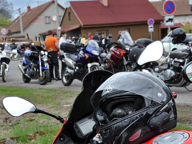 Desítky motorkářů se sešly v Janově. Společně se vydaly do Lanškrouna za farářem Zbigniewem Czendlikem pro požehnání.
