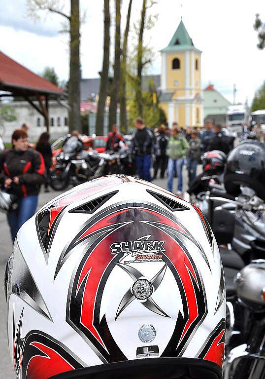 Desítky motorkářů se sešly v Janově. Společně se vydaly do Lanškrouna za farářem Zbigniewem Czendlikem pro požehnání.