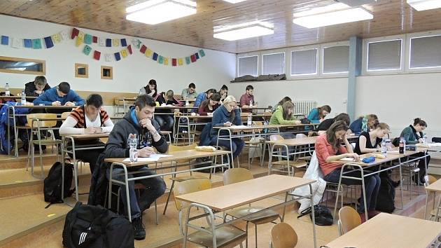Na obchodní akademii se sešli studenti, aby se utkali v okresním kole olympiády z českého jazyka. 