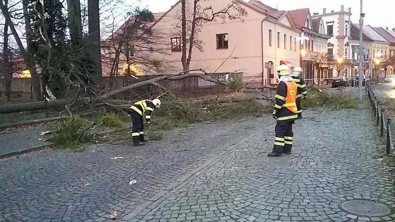 Pozor na silný vítr. Létají kusy střech i trampolína.