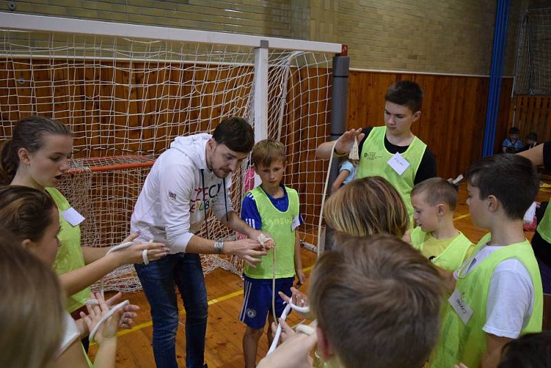 Pod dohledem hvězd. Školáci z Dolního Újezdu strávili úžasný den s Kateřinou Kudějovou a dalšími olympioniky.