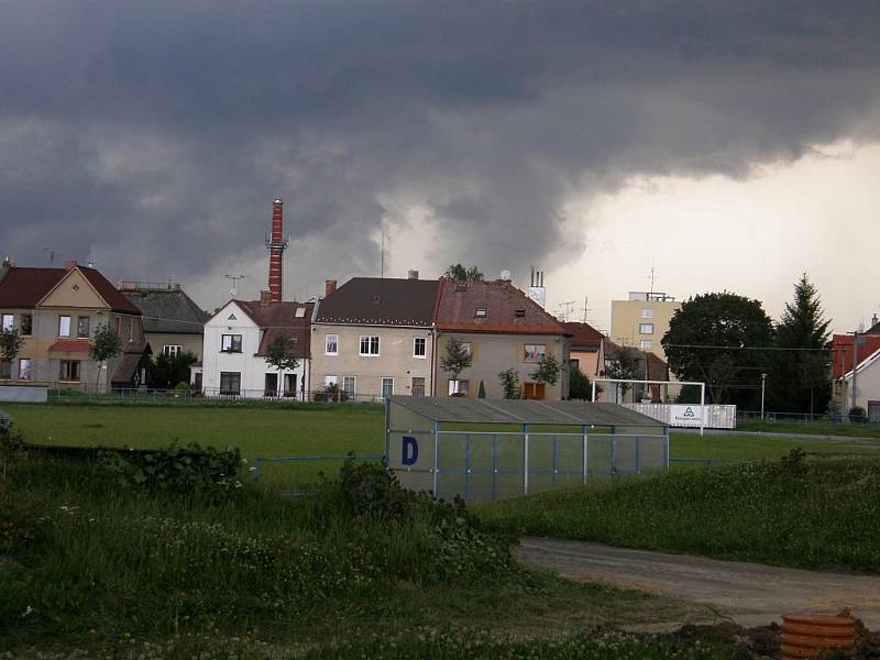 Nad Svitavy se přihnala bouřka.