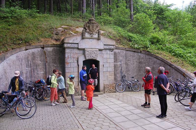 Cyklisté na exkurzi přivaděčů.