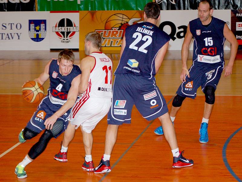 V kleštích kvalitního děčínského soupeře se ocitli svitavští basketbalisté. Pouze třiašedesát bodů bylo na výhru málo.