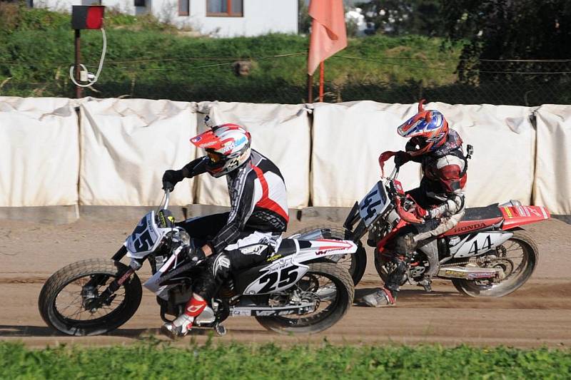 Rozdíly v řízení klasických plochodrážních motocyklů a amerických flattracků poznali diváci v Cihelně na první pohled.  