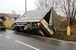 Nákladní auto havarovalo ve svitavské části Lačnov. Právě v době, kdy se tu stále řeší otázka budování chodníku pro větší bezpečnost tamních obyvatel..