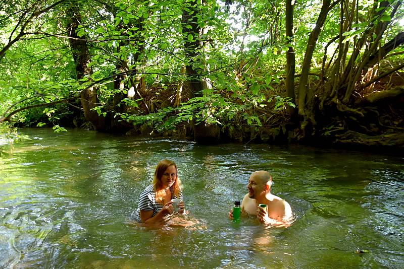 VÝZVA. David Zandler ze Zámeckého návrší v Litomyšli se snaží netradičním způsobem nalákat do města turisty. Kvůli koronaviru má organizace výpadek příjmů okolo milionu korun. Od státu nepřišla žádná kompenzace, a tak se každý den ráno noří s hosty do led