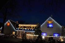 Václav  Trunec rozsvítil o prvním adventním víkendu svůj dům u kostela. Žárovičky září nejen na domě, ale také na zahradě a na dřevěném altánu.  K atmosféře Vánoc  přispívají  rovněž  osvětlené jesličky nebo třeba čuník.