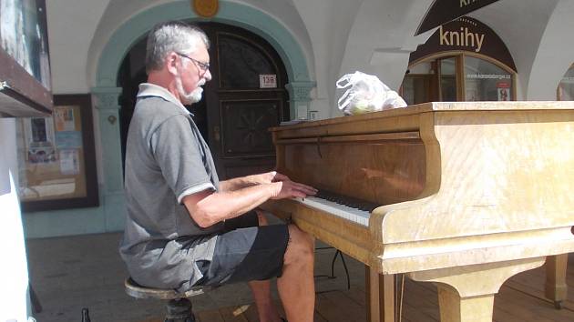 Jiří Michálek hrával na piano u místní kavárny.