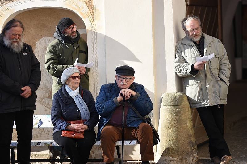 Desítky lidí v Litomyšli se sešly v neděli odpoledne na zámeckém návrší při Modlitbě za Ukrajinu.