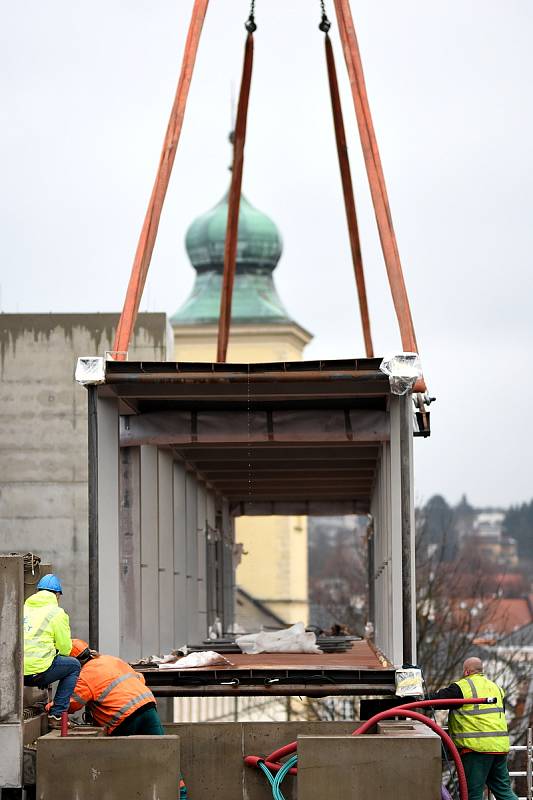 Stavba nového nadchodu přes silnici I/35 v Litomyšli. Jeřáb položil na pilíře postupně oba kusy ocelové lávky.