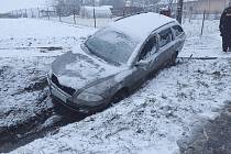 Dopravu v Pardubickém kraji komplikovalo sněžení. Hasiči tahali auta z příkopů.