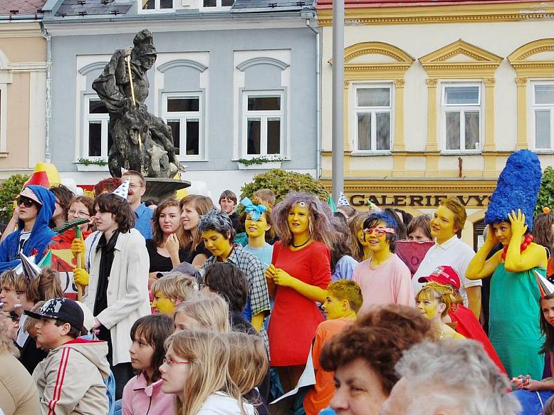 Poličku v pátek ovládl studentský majáles.