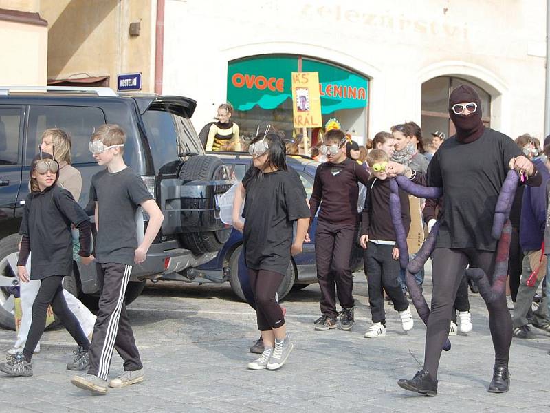 Poličku v pátek ovládl studentský majáles.