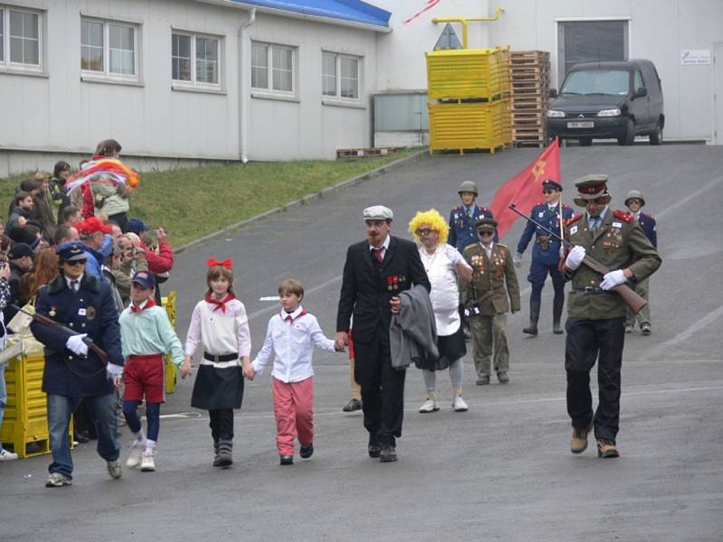 Široký Důl se v sobotu vrátil do éry komunizmu, sjeli se sem hasiči z republiky na recesní soutěž O putovní pohár VŘSR - Memoriál V. I. Lenina