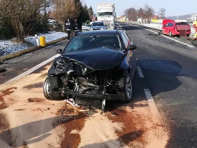 Hromadná nehoda tří aut zablokovala ve čtvrtek odpoledne hlavní silnici I/35 mezi Litomyšlí a Vysokým Mýtem.