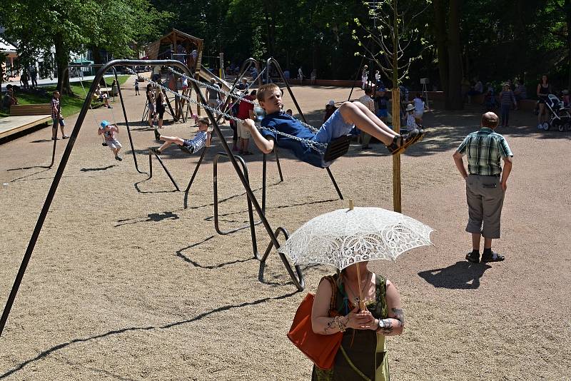 OTEVŘENÝ PROSTOR.  Místa na hraní je na  hřišti opravdu dostatek. Zeleně je však o poznání méně, než byli lidé zvyklí. Vysazeno však bylo mnohem více stromů a keřů, než zde rostlo.