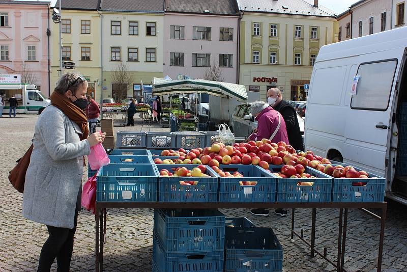 Na náměstí v Moravské Třebové se vrátily v pondělí 12. dubna farmářské trhy. Na základě posledního rozhodnutí Ministerstva zdravotnictví je opět povoleno za splnění stanovených podmínek provozovat trhy farmářských výrobků. V Moravské Třebové bude po celý 