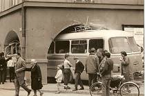Nehoda autobusu, který řídily děti, na náměstí v Litomyšli v roce 1968.
