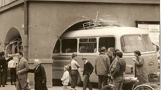 Nehoda autobusu, který řídily děti, na náměstí v Litomyšli v roce 1968.