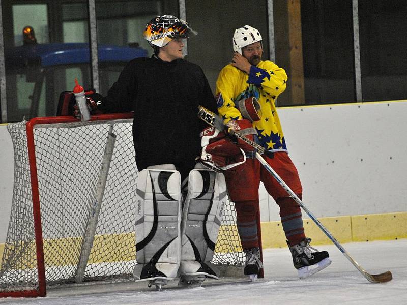 Utkání městské hokejové ligy. Zápas Peak Sport vs. Dřevostavby.