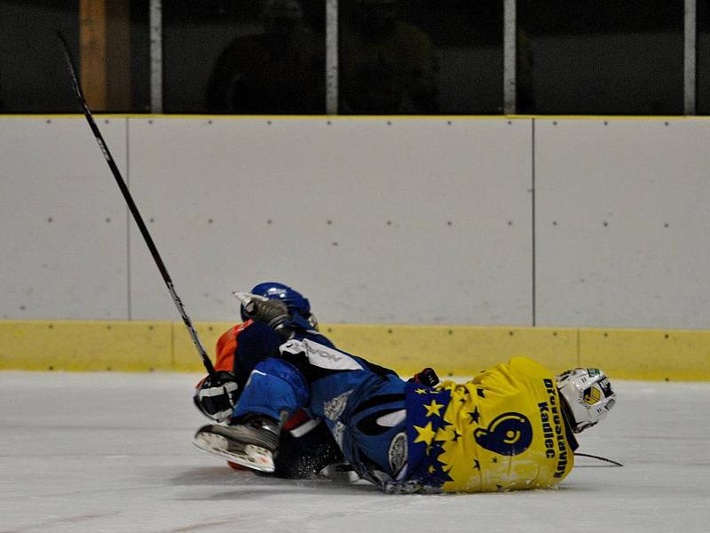 Utkání městské hokejové ligy. Zápas Peak Sport vs. Dřevostavby.