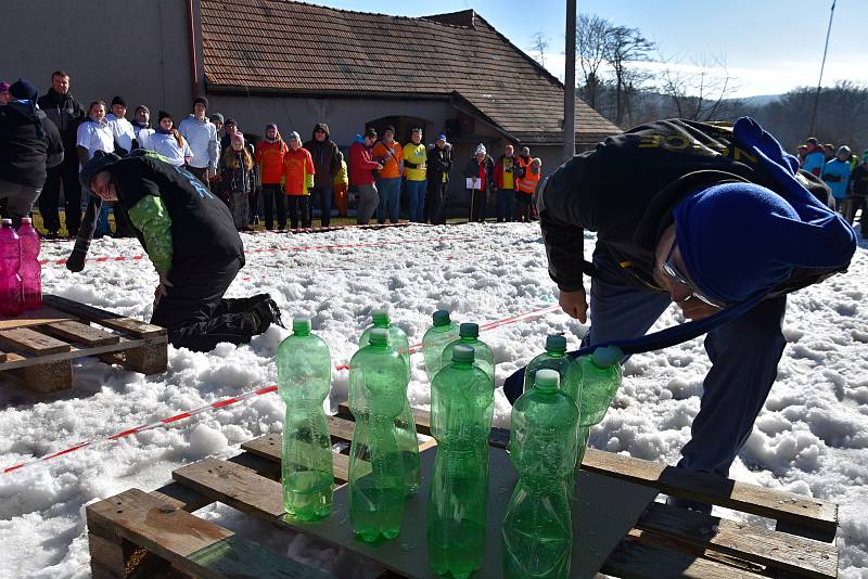 HRY BEZ KATASTRU hostila v sobotu Budislav. Pořadatele sice nemile překvapilo poněkud jarní počasí, ale trochu sněhu nakonec u kulturního domu zachránili. Tradiční oheň her přijel zapálit samotný rytíř Toulovec na koni a pak už začaly soutěže plné recese.