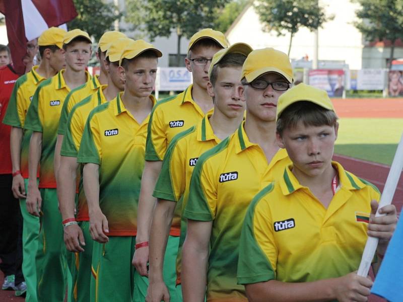 Rozparádění čeští reprezentanti v požárním sportu na závěr MS zařídili, že ze stadionu se stal taneční parket. 