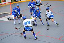 Lepší produktivita na straně pardubických hokejbalistů (v modrém) byla jedním z klíčových faktorů pro výsledek derby.