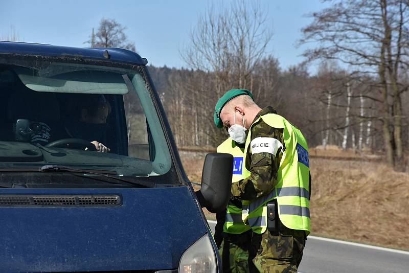 Dva policisté, dva vojáci. Hlídkují u silnice I/34 v Borové u Poličky a kontrolují řidiče, kteří přijíždějí do svitavského okresu ve směru od Hlinska.