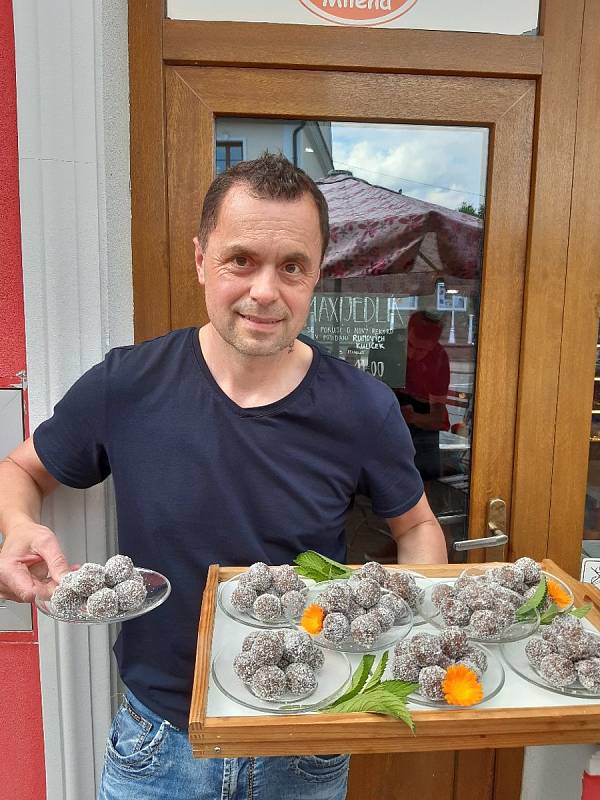 Za pět minut spořádal Jaroslav Němec osmašedesát rumových kuliček.