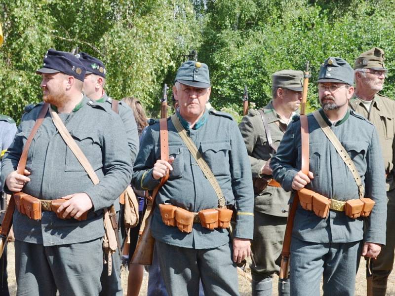 Diváci, kteří přijeli v sobotu do Mladějova,  nepřišli o pořádnou podívanou. Rakušané použili v boji proti Rusům i plamenomet. V lazaretu sténali zranění. Tomu všemu přihlíželi i dámy v dobových róbách. 