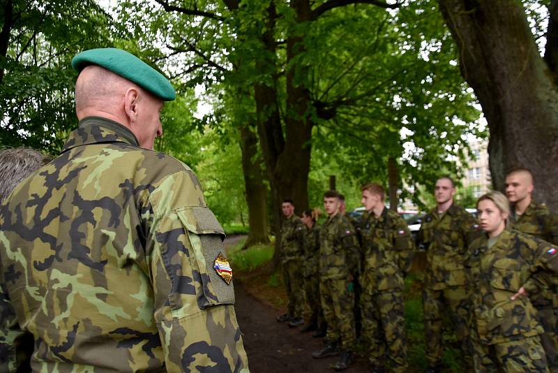 Studenti vojenské školy v Moravské Třebové trénují běh v kanadách a maskáčích.