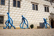 Nová umělecká instalace u zámku v Litomyšli opět budí vášně.  Modří Průzkumníci od výtvarníka Michala Gabriela jsou součástí  Smetanovy výtvarné Litomyšle 2019.
