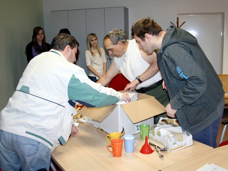 Studenti svitavského gymnázia přinesli včera postiženým lidem dárek. 