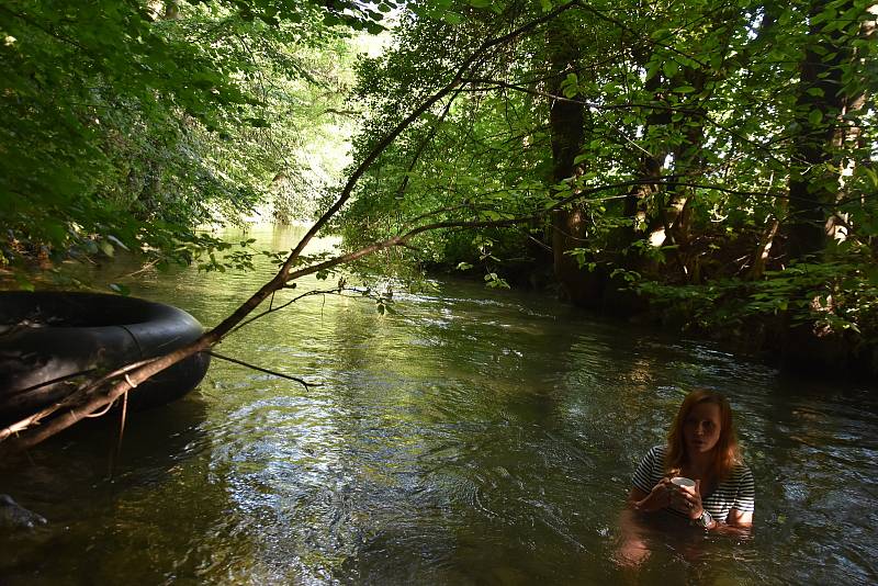 VÝZVA. David Zandler ze Zámeckého návrší v Litomyšli se snaží netradičním způsobem nalákat do města turisty. Kvůli koronaviru má organizace výpadek příjmů okolo milionu korun. Od státu nepřišla žádná kompenzace, a tak se každý den ráno noří s hosty do led