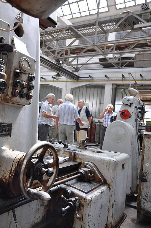 ABSOLVENTI  Z ROKU  1959  si prohlédli s ředitelem  Milanem  Janeckým   vybavení technické školy v Litomyšli.  Podívali se do dílen, kde pracovali i oni, a  neminuli ani nejmodernější  přístroje