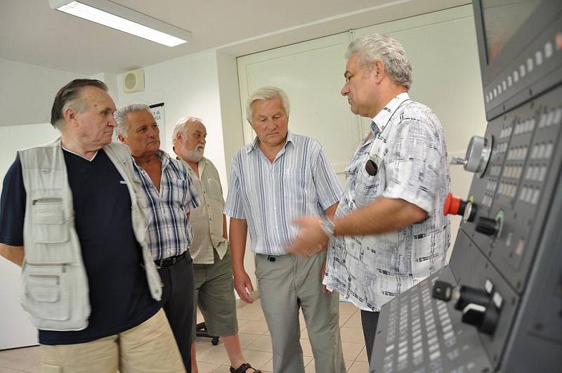 ABSOLVENTI  Z ROKU  1959  si prohlédli s ředitelem  Milanem  Janeckým   vybavení technické školy v Litomyšli.  Podívali se do dílen, kde pracovali i oni, a  neminuli ani nejmodernější  přístroje