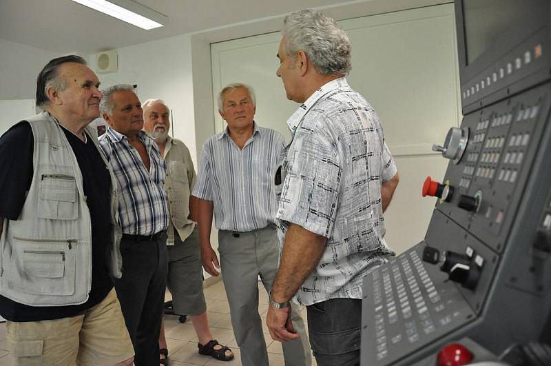 ABSOLVENTI  Z ROKU  1959  si prohlédli s ředitelem  Milanem  Janeckým   vybavení technické školy v Litomyšli.  Podívali se do dílen, kde pracovali i oni, a  neminuli ani nejmodernější  přístroje