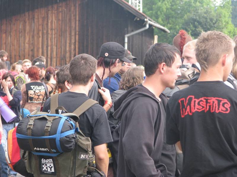 Tisíce vyznavačů punkové muziky včera opouštěly areál v Udánkách