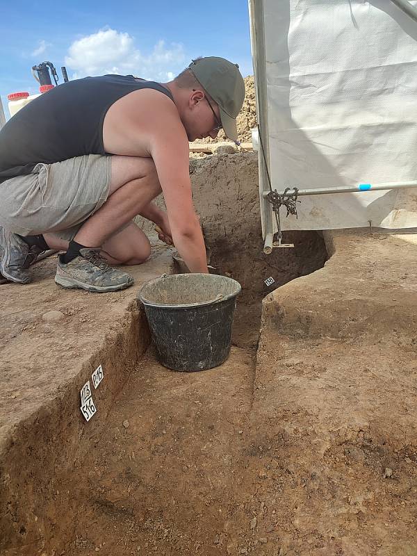 Archeologové zkoumají na poli u Litomyšle unikátní rondel. Našli tu i úlomky keramiky nebo sekeromlat