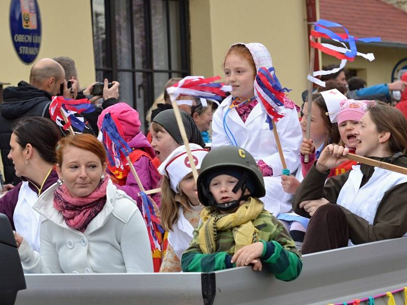 Recesistní prvomájový průvod ve Strakově.