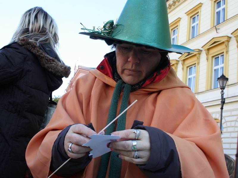 Svitavské náměstí se ve středu odpoledne proměnilo v halloweenskou dílnu. Děti vydlabávaly dýně.  