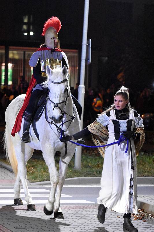 Ve čtvrtek navečer přijel do Svitav Martin na bílém koni. Početný průvod dovedli světlonoši do parku Jana Palacha, kde program slavnosti pokračoval.