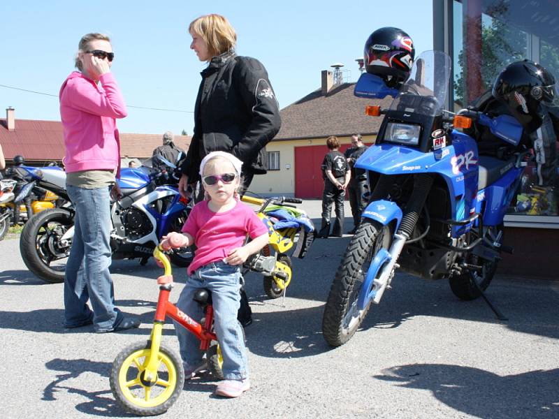 Sezona burácejících naleštěných strojů začala. Do Janova se v sobotu sjelo na dvě stě motorek různých značek. Jejich majitelé s nimi vyjeli pro požehnání k faráři.